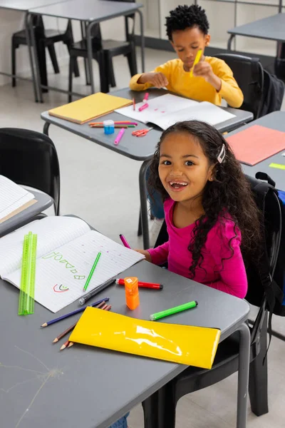 Menino Afro Americano Menina Biracial Estão Focados Seus Trabalhos Escolares — Fotografia de Stock