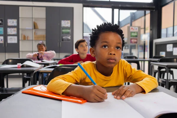 Garçon Afro Américain Est Concentré Sur Son Travail Scolaire Dans — Photo