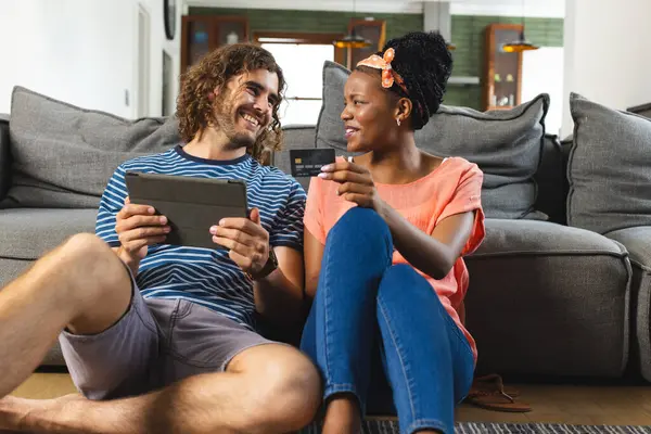 Rozmanitý Pár Mladých Bělochů Afroameričanek Sdílejí Tablet Který Sedí Šedém — Stock fotografie