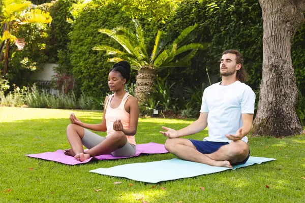 Diverse Paare Eine Junge Afroamerikanerin Und Ein Mann Aus Dem — Stockfoto