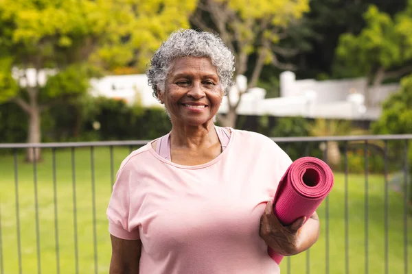 Senior Biracial Woman Gray Hair Holds Pink Yoga Mat Outdoors — Stock Photo, Image