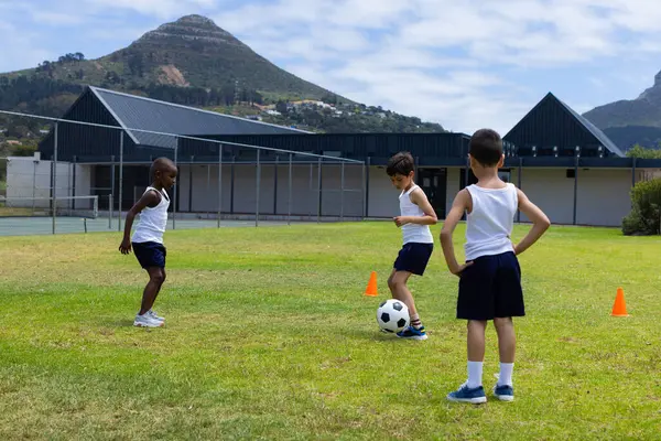 Los Niños Birraciales Afroamericanos Juegan Fútbol Aire Libre Escuela Con —  Fotos de Stock