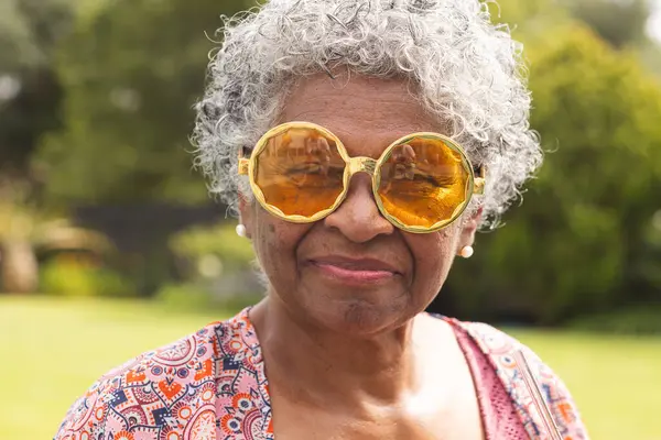 Senior Biracial Mujer Con Pelo Gris Lleva Grandes Gafas Sol — Foto de Stock