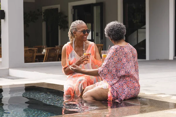 Mujer Afroamericana Mayor Mujer Birracial Mayor Disfrutan Una Conversación Junto Fotos de stock libres de derechos