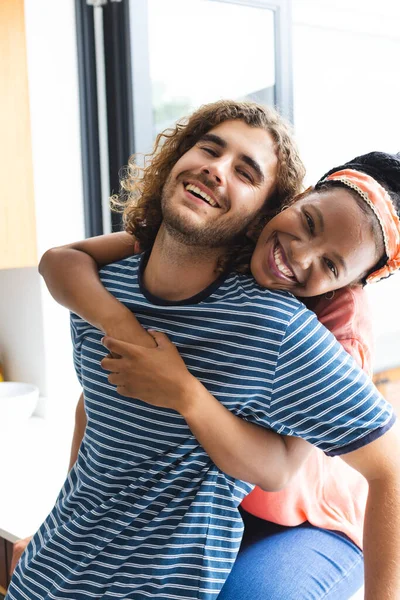Casal Diverso Jovem Afro Americana Abraça Jovem Caucasiano Por Trás Fotografia De Stock