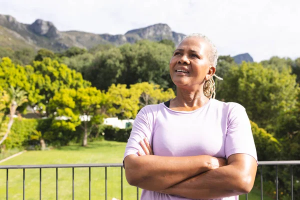 Mujer Birracial Mayor Está Pie Con Confianza Aire Libre Los Imagen de stock