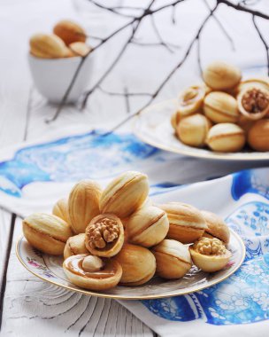 Rus tatlı - pasta bütün ceviz ve fındık ilavesi ile haşlanmış yoğunlaştırılmış süt, dolgulu fındık kısa