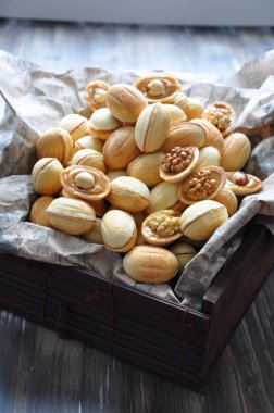 Rus tatlı - pasta bütün ceviz ve fındık ilavesi ile haşlanmış yoğunlaştırılmış süt, dolgulu fındık kısa