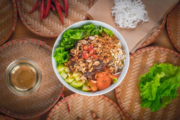 Vietnam geleneksel sokak yemekleri tabakta