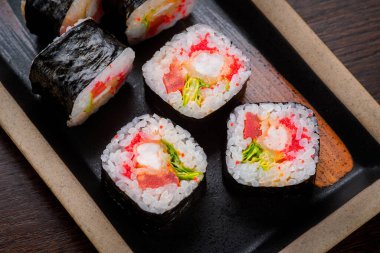 Seramik tabakta yengeçle yuvarlan