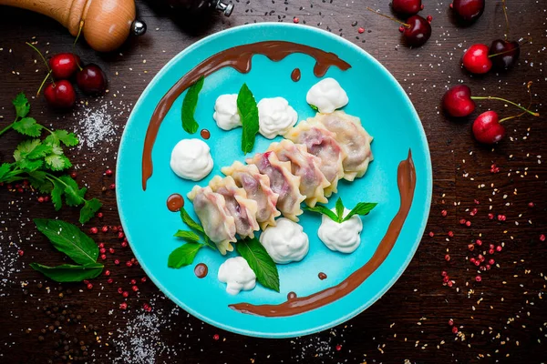 Kirazlı börek ve soslu tabak.