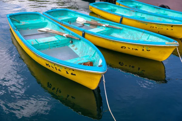 Quatre Bateaux Jaunes Bleus Dans Une Eau Lac Calme — Photo