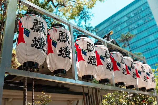 Japonca Tapınak Beyaz Fener Işığında — Stok fotoğraf