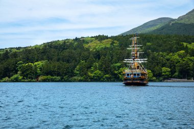 Turistik göl ASHI Hakone, Japonya'nın yarış komitesi botu.