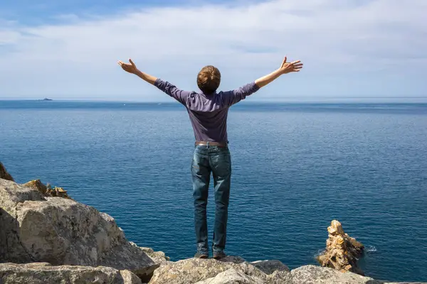 Homme Regarde Mer Avec Ses Mains Écartées Sur Jour Printemps — Photo