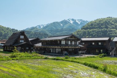 Gokayama Köyü 'ndeki Gthe-zukuri evleri. Gokayama, Gifu ilindeki Shirakawa-go yakınlarındaki geleneksel Gthe-zukuri evleri nedeniyle UNESCO Dünya Mirasları Listesine yazıldı..