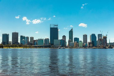 Perth, Avustralya, Elizabeth Quay Marina güneşli bir arka plan üzerinde merkezi iş bölgesi, gökdelenler ile.