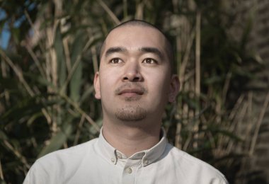 Bambu arka plan karşı Çin genç adam gülümseyen portresi