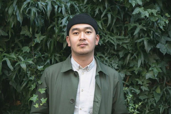 Ivi Karşı Asya Adam Portresi Arka Plan Bürünmüş — Stok fotoğraf