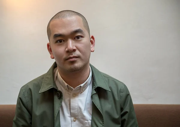 Chinese Jongeman Met Earring Binnen — Stockfoto