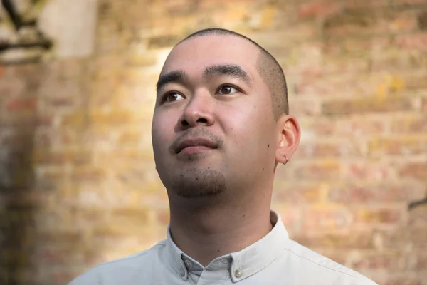 Kırmızı Tuğla Duvar Arka Plan Karşı Çin Genç Adam Portresi — Stok fotoğraf