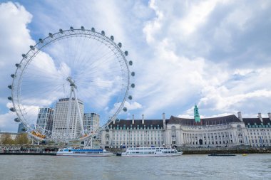 Londra'da County Hall binası ve Dali Universe