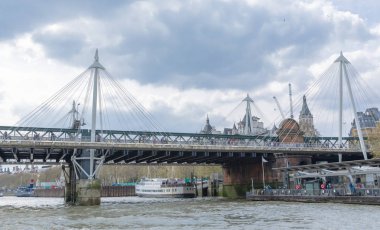 Hungerford Köprüsü ve Londra'da thames Nehri üzerinde tekne