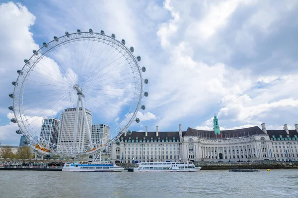 County Hall Building en Dali universe in Londen — Stockfoto