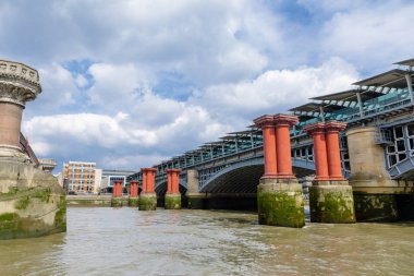 Blackfriars Demiryolu Köprüsü ve eski köprü den geriye kalanlar