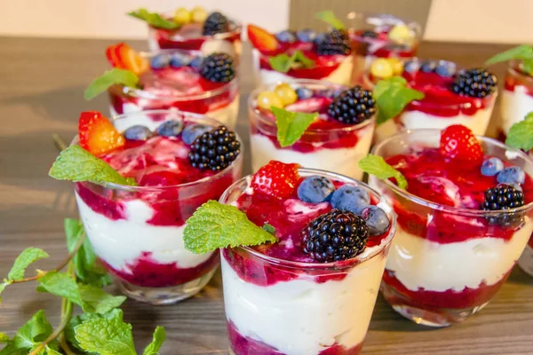 Joghurt mit Erdbeeren, Blaubeeren, Minze, Müsli, Maultaschen essen — Stockfoto