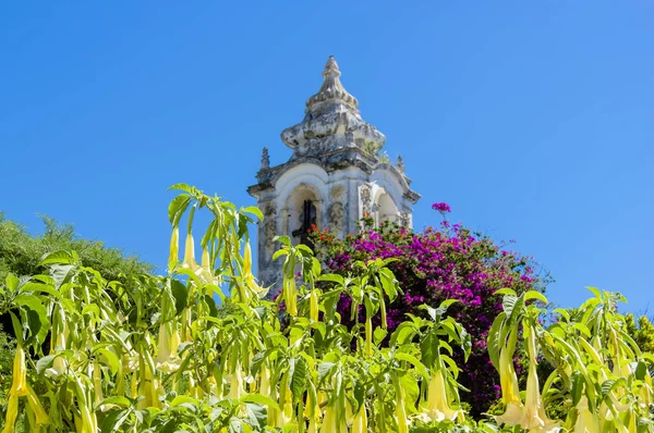 Vy över kyrkan i historiska gamla stan, Portugal. — Stockfoto