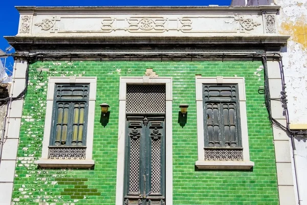 Ancien bâtiment portugais recouvert de tuiles azulejos vertes, Portu — Photo