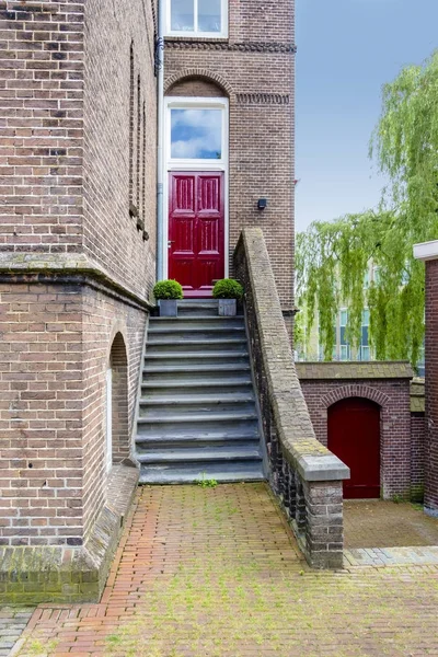 Η πόρτα, η βεράντα, τα Ολλανδικά παράθυρα, η πρόσοψη του σπιτιού, — Φωτογραφία Αρχείου