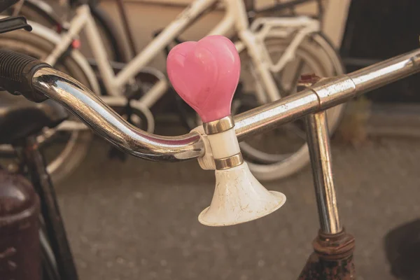 Zbliżenie dzwonu rowerowego jako serce na kierownicy — Zdjęcie stockowe