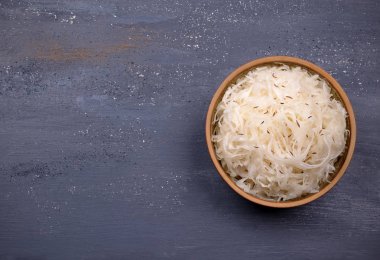 Bir kase bir gri background.Organic fermantasyon gıda lahana turşusu. Düz yatıyordu. Kopyala Yapıştır.