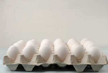 Kağıt tepsisinde otuz taze yumurta 