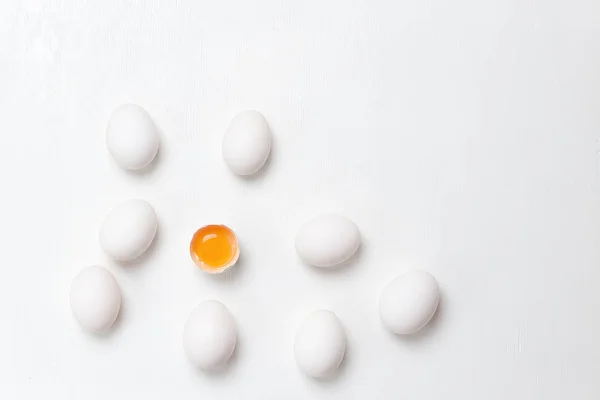 금이 Eggs.One와 백색 배경에 전체 전례가 계란의 그룹. 스톡 사진