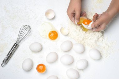 Temel malzemeler taze makarna veya sadece el, yumurta, un, beyaz zemin üzerine bıyık ile hamur içine. Çalışma yüzeyinde un.