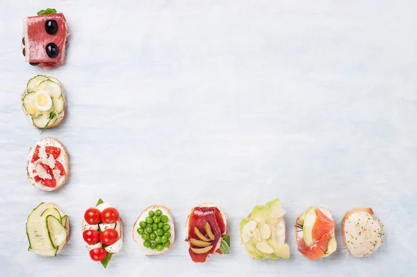 Набор Здоровых Бутербродов Багетным Хлебом Ветчиной Сыром Яйцами Овощами Пергаментной — стоковое фото