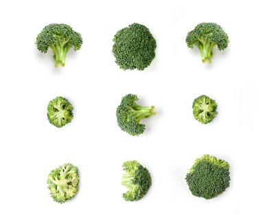  Desen üzerinde beyaz izole brokoli yapılmıştır. Görünümü kapatın.