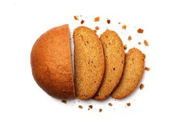 Taze çavdar ekmeği ekmek kırıntıları ile üzerine beyaz dilimlenmiş. Ekmek dilimleri ve kırıntıları yapılan çavdar unu, Maya, su, tuz ve bir ekşi. Çok miktarda lif ve yağ az miktarda içerir. Üstten görünüm. Yatay yönlendirme.