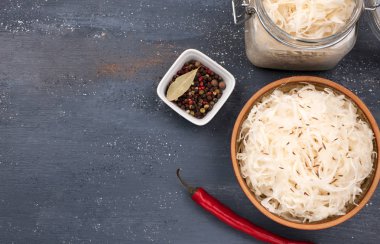 Koyu gri arka plan üzerinde lahana turşusu.