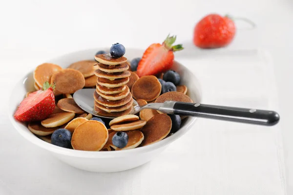 Sweet Homemade Stack Pancakes Pouring Honey Fresh Blueberry Strawberries Light — Stock Photo, Image