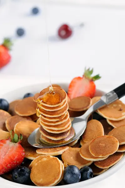 Tasty Breakfast Mini Pancake Cereal Strawberries Blueberries Mini Pancake Cereal — Stock Photo, Image