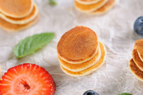 Sweet Homemade Tiny Pancakes Strawberries Blueberries White Parchmant Paper Food — Stock Photo, Image