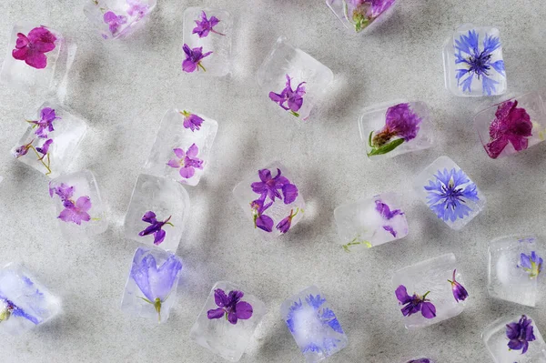 Blommiga Isbitar Den Grå Bakgrund Frysta Blommor Den Grå Bakgrunden — Stockfoto