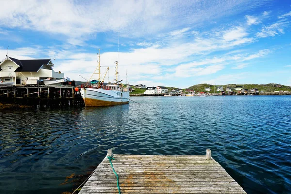 Barco de pesca en fiordo — Foto de Stock