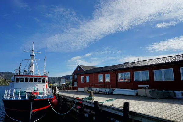 Norveç fiyordu içinde tekne — Stok fotoğraf