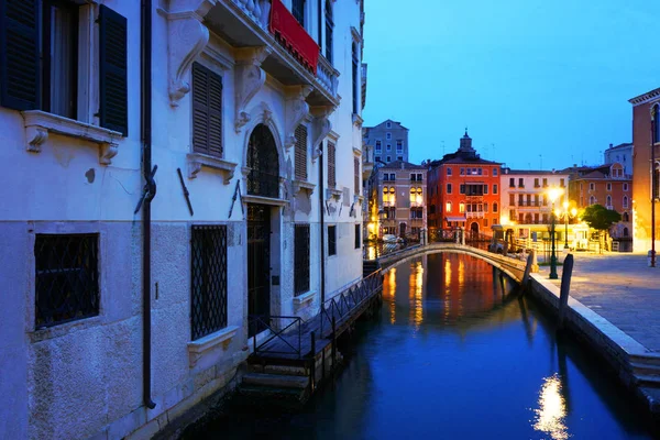 Kanalen om natten i Venezia – stockfoto