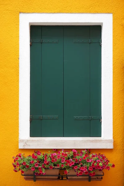 Okno v Burano, Benátky — Stock fotografie